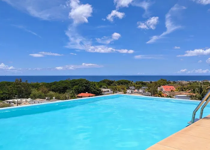 Beach House Apartment With Pool